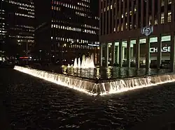 Бассейн перед зданием