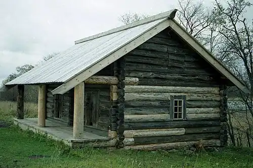 Амбар после реставрации. Заметны вставки и протезы сгнивших участков брёвен, замены полностью разрушившихся столбов и деталей кровли