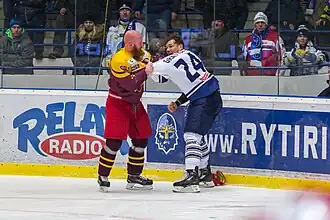 Грэттон в 2017 г. (справа)