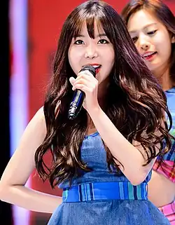 Рэйна на выступлении Orange Caramel для бейсбольной команды KT Wiz, август 2015 года