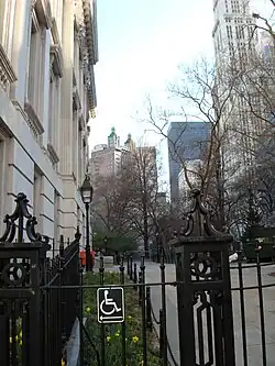 Вид со стороны парка у городской ратуши