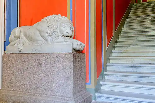 Скульптура «Лежащий лев» у лестницы главного здания