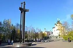 Площадь 30-летия Победы (на заднем плане — церковь Троицы Живоначальной)