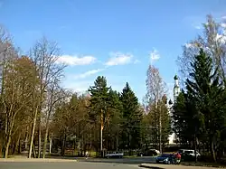 Перекресток Приморского шоссе и Церковной улицы. Церковная улица уходит наверх