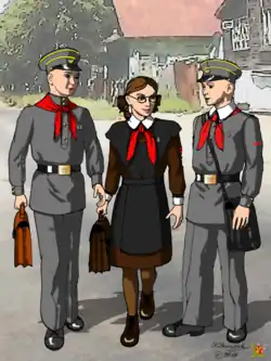 Слева направо: гимнастёрка для мальчиков, учащихся старших и средних классов (пионер); повседневная форма одежды для девочек — пионерка, на рукаве знак различия пионерской должности «Председатель совета отряда» или «Член совета дружины»; для мальчиков, учащихся младших и средних классов — пионер, на рукаве знак различия пионерской должности «Звеньевой» или «Член совета отряда».