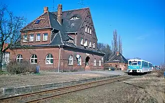 Triebwagen von Ziesar nach Güsen vor dem denkmalgeschützten Bahnhofsgebäude in den 1990er Jahren