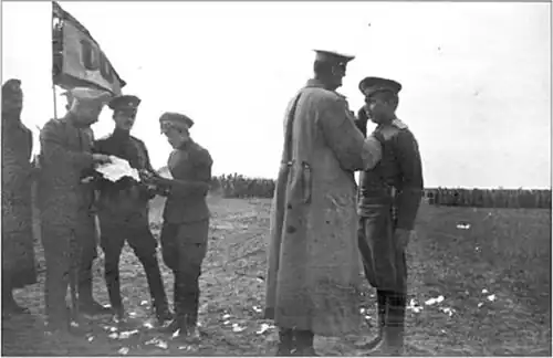 Нач. 10-й кавалер. дивизии ген-майор граф Ф. А. Келлер вручает Георгиевский крест вахмистру 1-го Оренбургского казачьего полка. Август 1914 г.