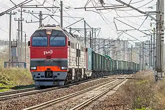 Тепловоз 2ТЭ116У-0166 с грузовым поездом на станции