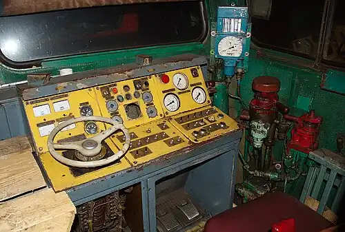 Интерьер кабины тепловоза 2ТЭ116 поздних выпусков, вид на пульт управления