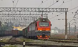 Электровоз 2ЭС6 в составе грузового поезда на станции Томск I, 2017