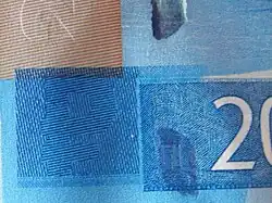 ₽ с КИПП-эффектом, вид под прямым углом на купюре номиналом 2000 рублей образца 2017 г.