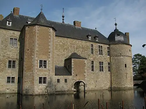 Стены и башни замка с южной стороны