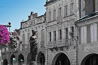 Здание на центральной площади