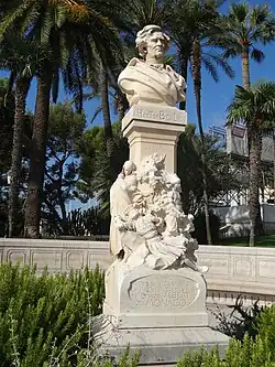 Бюсты Гектора Берлиоза перед зданием Оперы Монте-Карло, Монако