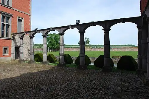 Декоративная арка в северной части комплекса