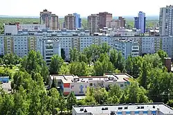 Вид на Горки-3 и жилой комплекс «Экопарк «Дубрава». На переднем плане — Дом ребёнка в микрорайоне 7А (май 2019)