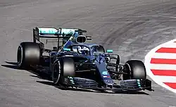 Гоночный автомобиль с открытыми колёсами, формула (F1). Валттери Боттас за рулём автомобиля команды Mercedes, 2019 год