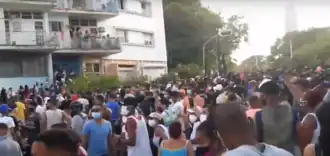 Демонстранты маршируют в Гаване 11 июля 2021 года