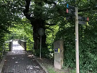 Камень маркировки Бергской панорамной тропы в Рюндероте (Энгельскирхен)