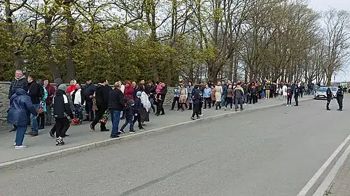 У Военного кладбища 9 мая 2022 года