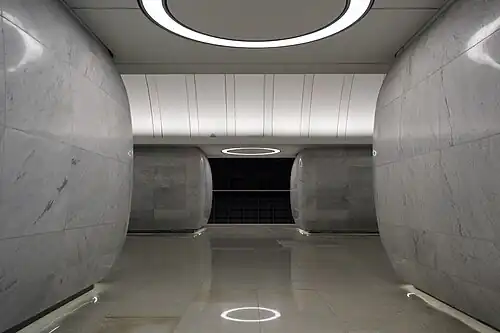 Проход между колоннами