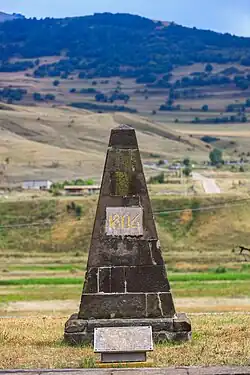 Современный обелиск отряду майора Монтрезора на 8-м километре трассы Ванадзор–Спитак, Армения