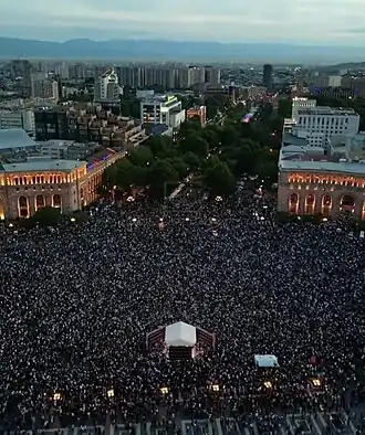 Армянские протестующие на площади Республики в Ереване, 12 мая 2024 года