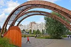 Арочная конструкция у главного входа в парк (июль 2019)