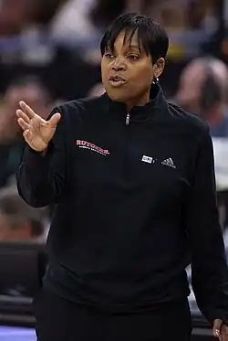 Коквис Вашингтон на тренерском мостике «Ратгерс Скарлет Найтс» во время матча против «Миннесота Голден Гоферс» (6 марта 2024 года)