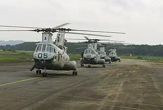 Вертолеты CH-46 Sea Knight с морскими пехотинцами США в международном аэропорту Робертса во время второй гражданской войны в Либерии. Август 2004