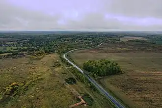 Деревня на заднем плане слева