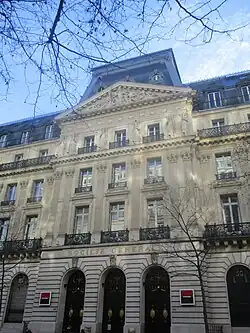 Главный вход с бульвара Осман