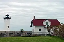 Маяк и дом смотрителя