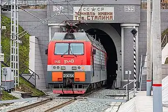 Электровоз 2ЭС5К на въезде в тоннель