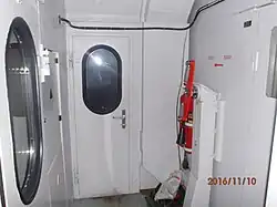 Привод резервного ручного стояночного тормоза электровоза 2ЭС6 в тамбуре (справа перед огнетушителями)