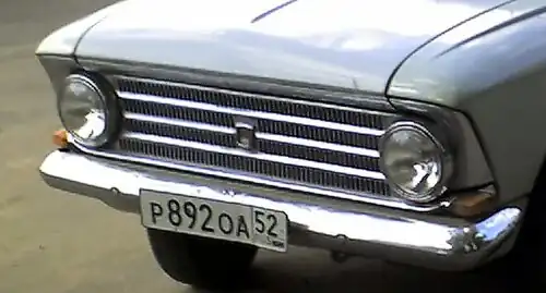 АЗЛК до 1969 года и все М-408 производства Иж (двухфарная; ижевский вариант отличался иной эмблемой)