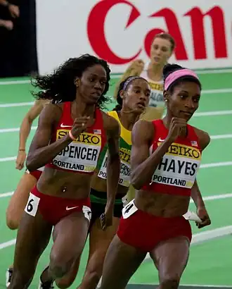 Куанера Хейз (справа) на чемпионате мира в помещении 2016 года