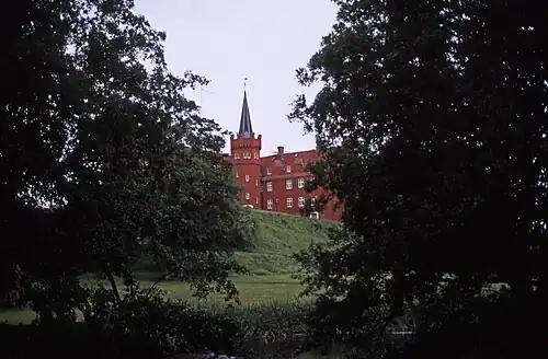 Вид замковой лестничной башни со стороны парка