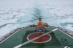 Вертолёт Ми-2 взлетает с кормы на ходу ледокола