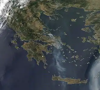 Спутниковый снимок дымовых шлейфов от лесных пожаров в Греции 5 августа 2021 года.