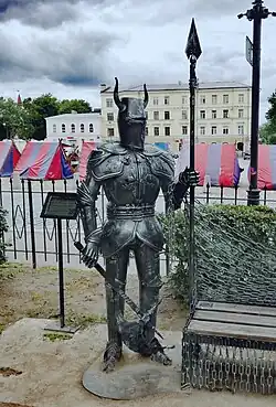 Часть композиции «Рыцари и Дама сердца»