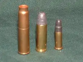 слева направо: патроны 7,62×38 мм R Наган, .32 S&W Long и .22 LR