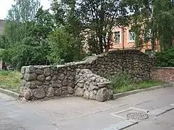 Стилизованные руины на старинном фундаменте монастыря