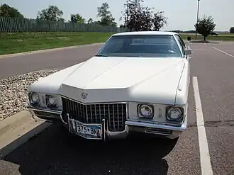 1971 Cadillac Sedan Deville, между фарами — крылатые эмблемы Cadillac