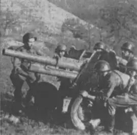 расчёт выкатывает орудие на позицию