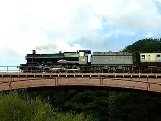 7802 Bradley Manor пересекает мост Виктории