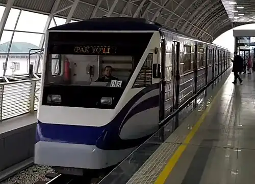 Модернизированный поезд 81-717/714 с головным вагоном 9130 с наклонной кабиной на станции «Янгихаёт»