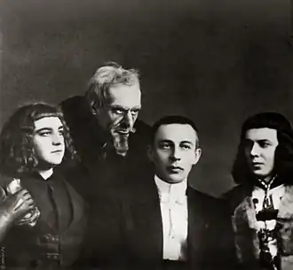 Композитор с первыми исполнителями оперы. А. Боначич (Альбер), Г. Бакланов (Барон), С. Рахманинов, И. Грызунов (Герцог). Большой театр. 1906