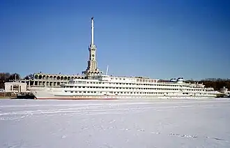 «Феликс Дзержинский» у Северного вокзала во льдах