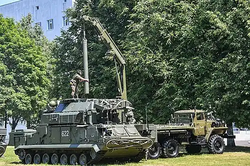 Загрузка транспортно-пускового контейнера (ТПК) в Тор-М2 538-го гв. зрп. 26 июня 2021.